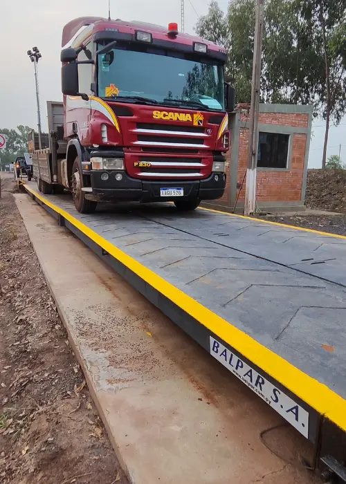 Camión Scania sobre una báscula camionera de plataforma, diseñada para medir grandes cargas en el sector industrial y garantizar el cumplimiento de las normativas de peso vehicular.