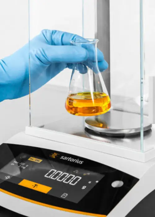 Balanza analítica Sartorius Entris II, ideal para mediciones precisas de líquidos y sustancias en laboratorios. Con pantalla digital y resolución de 0.001 g, perfecta para investigaciones científicas y aplicaciones de control de calidad.