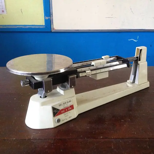 Balanza de plato clásico utilizada para mediciones manuales, ideal para pesar sustancias en laboratorios o entornos educativos. Con un sistema de doble escala para ofrecer precisión en el pesaje de muestras.